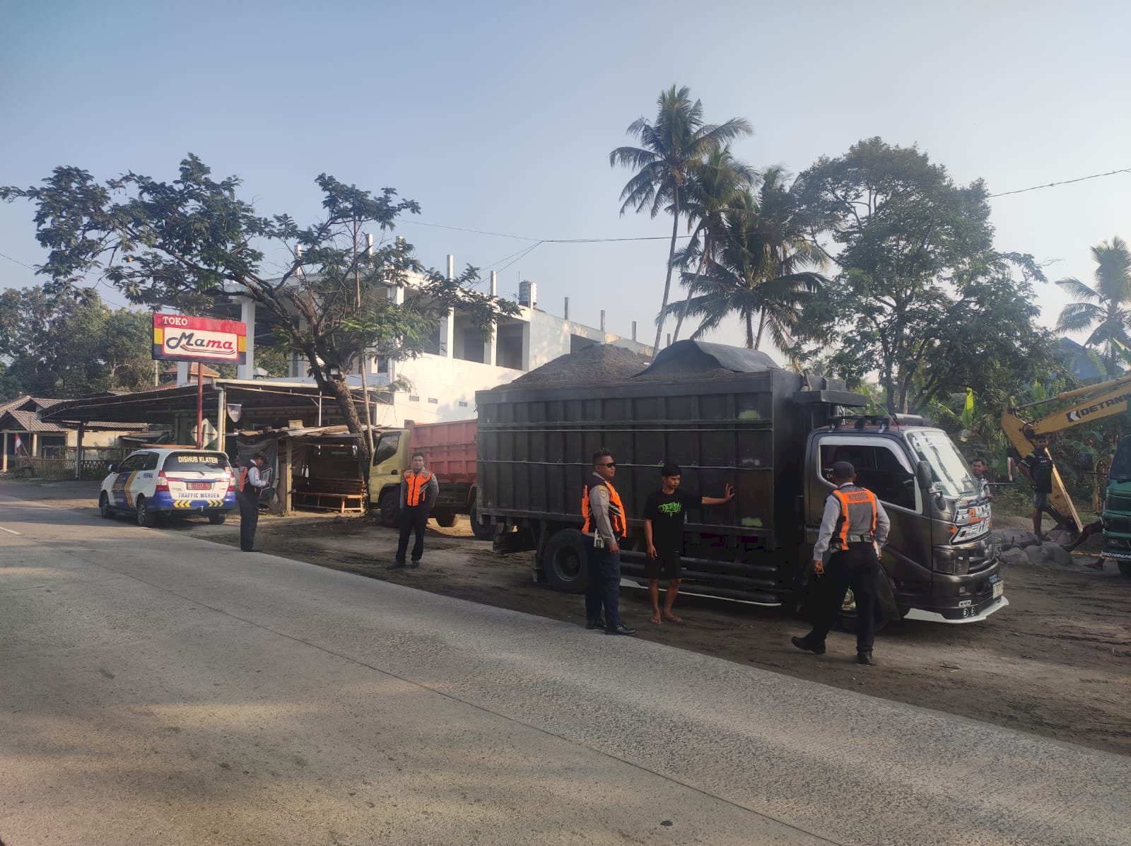 Ngeyel Beroperasi Pagi, 8 Truk Galian C Dihadang Petugas
