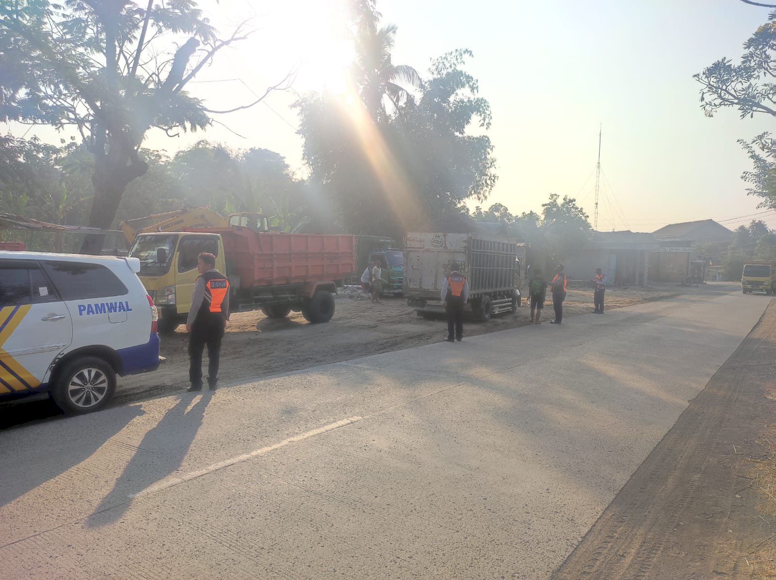 Ngeyel Beroperasi Pagi, 8 Truk Galian C Dihadang Petugas