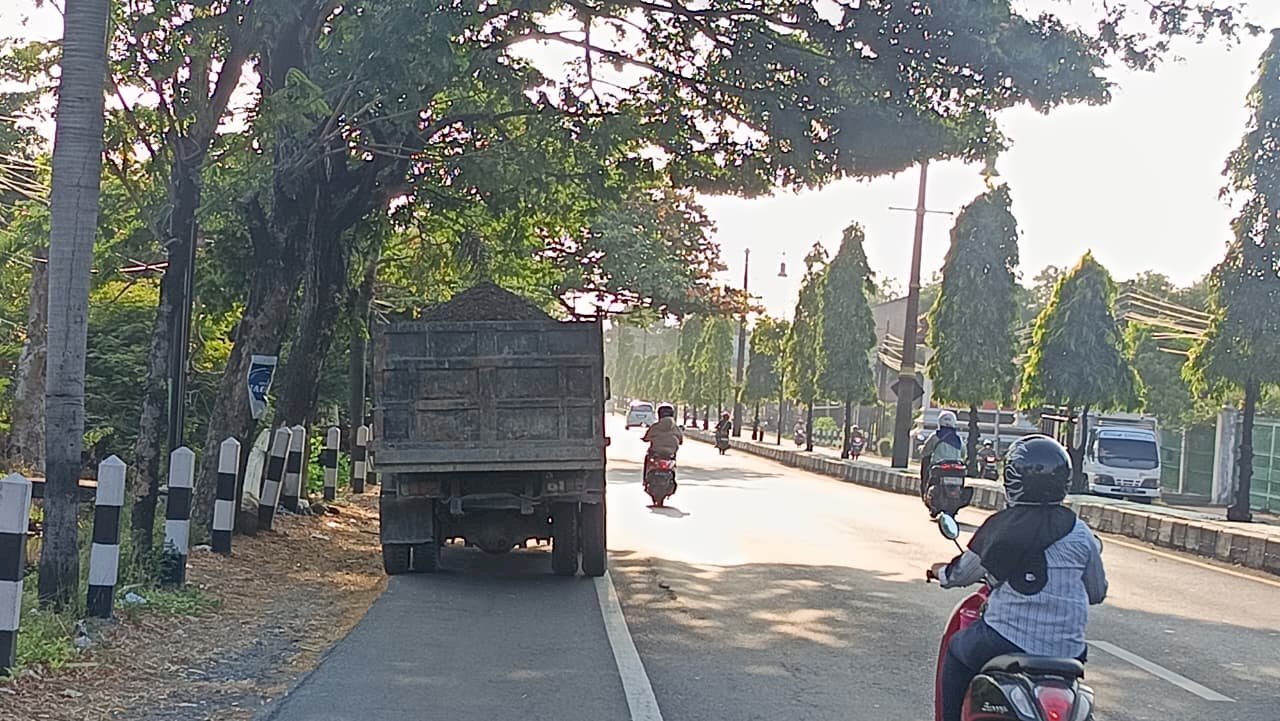 Nekat Melintas Pagi, Truk Pasir Kena Adang Petugas
