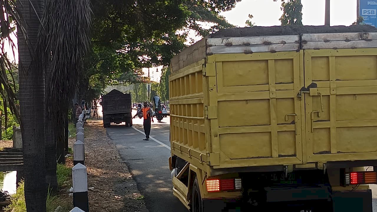 Nekat Melintas Pagi, Truk Pasir Kena Adang Petugas