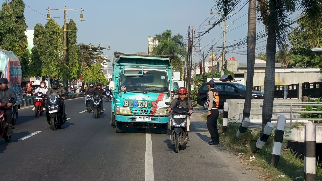 Nekat Melintas Pagi, Truk Pasir Kena Adang Petugas