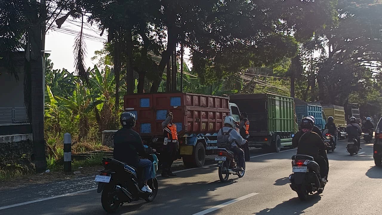 Nekat Melintas Pagi, Truk Pasir Kena Adang Petugas