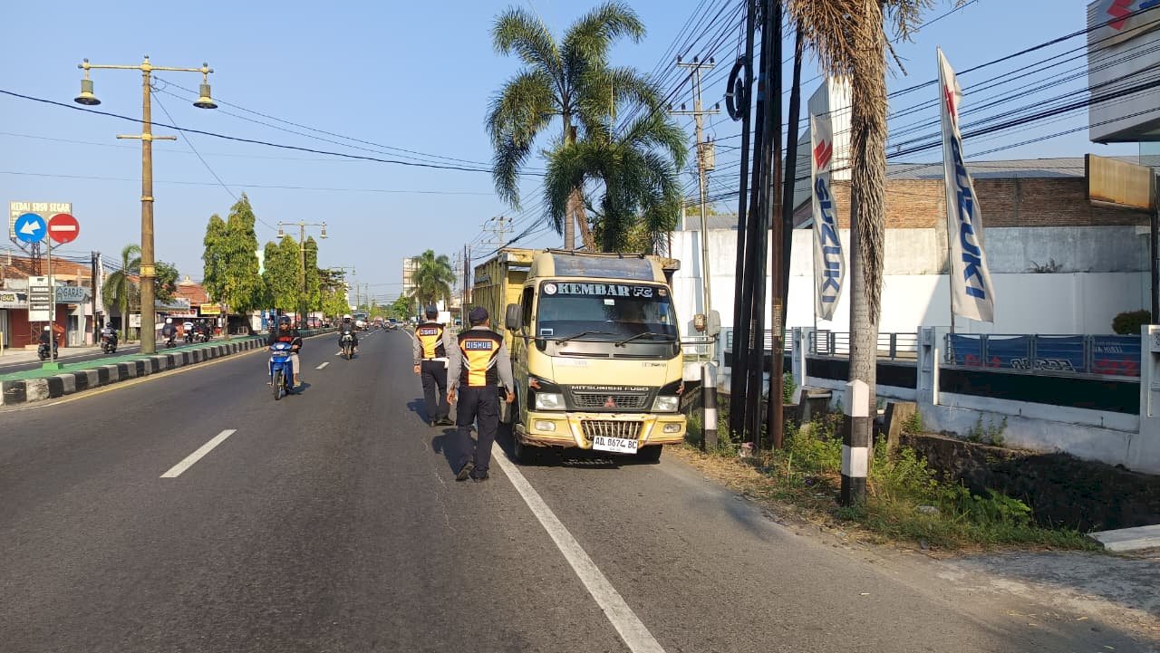 Nekat Melintas Pagi, Truk Pasir Kena Adang Petugas