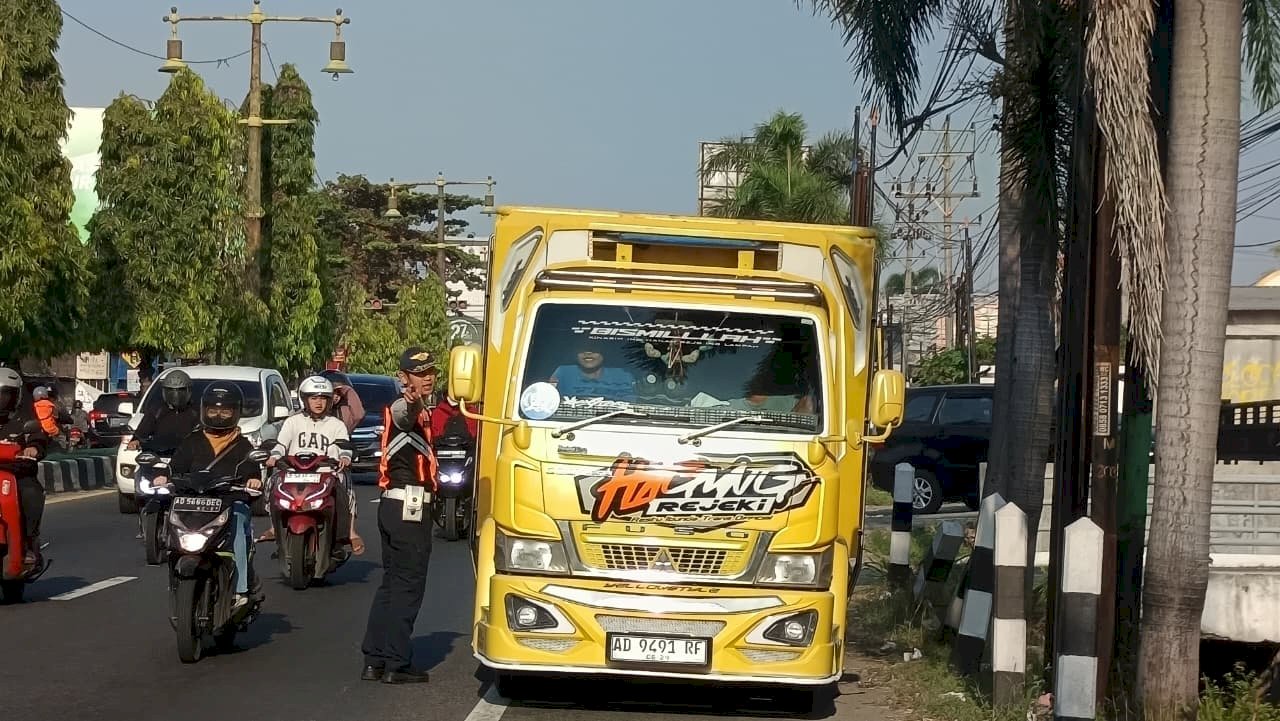 Nekat Melintas Pagi, Truk Pasir Kena Adang Petugas