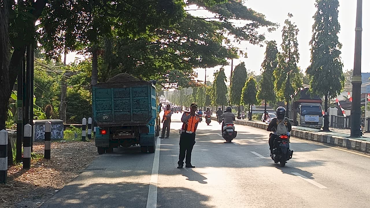 Nekat Melintas Pagi, Truk Pasir Kena Adang Petugas
