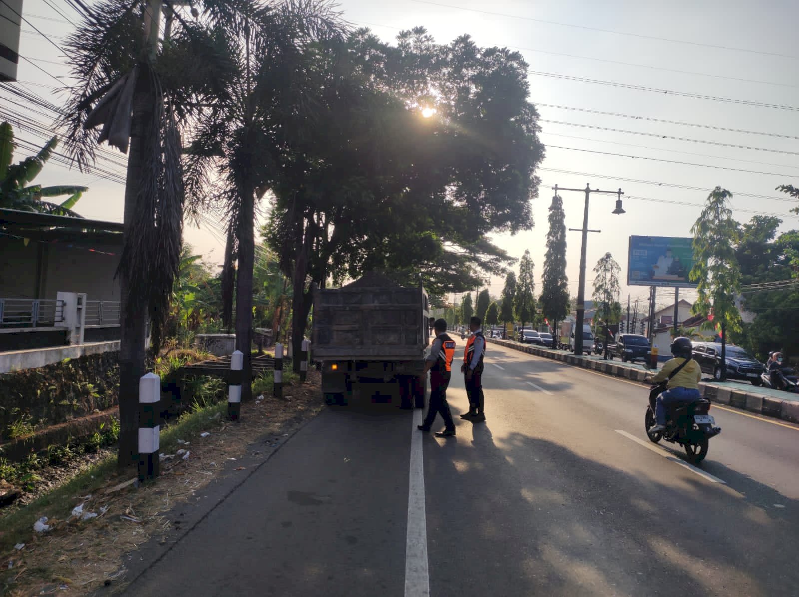 Nekat Melintas Pagi, Truk Pasir Kena Adang Petugas