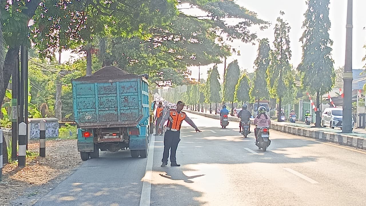 Nekat Melintas Pagi, Truk Pasir Kena Adang Petugas